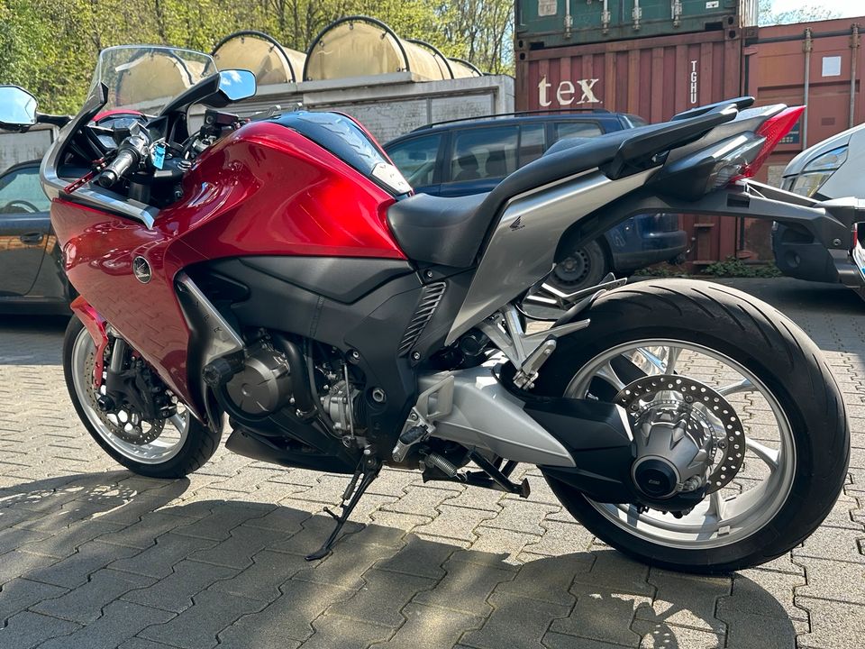 HONDA VFR 1200 F - ERST 18000 KM in Dinslaken