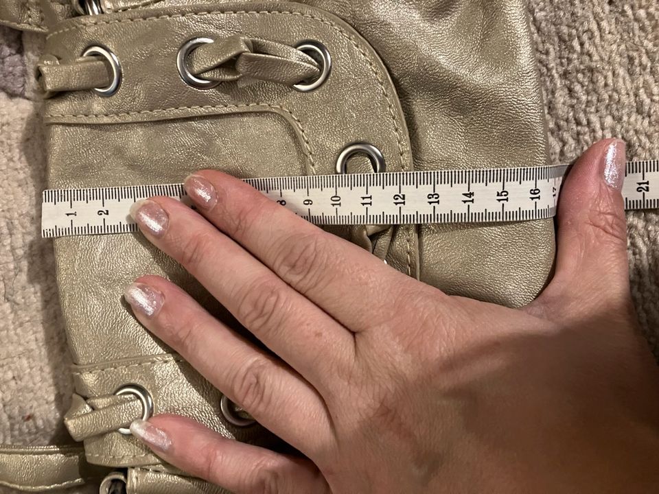 Kleine Handtasche beige glänzend in Fischbach