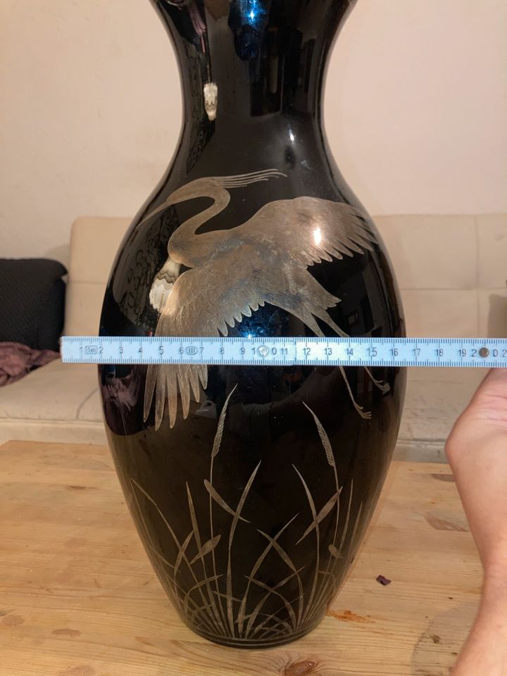 vintage Vase schwarz mit Kranich in Berlin