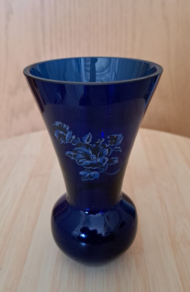 blaue BLUMENVASE Art Vintage geschliffen. Bitte Selbstabholung in in Merseburg