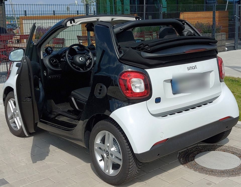 smart EQ fortwo cabrio 22 kW-Bordlader mit Schnellladefunktion in Metzingen