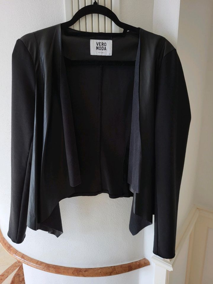Schwarze Jacke von Vero Moda mit Lederimitat asymmetrisch Größe M in Werl