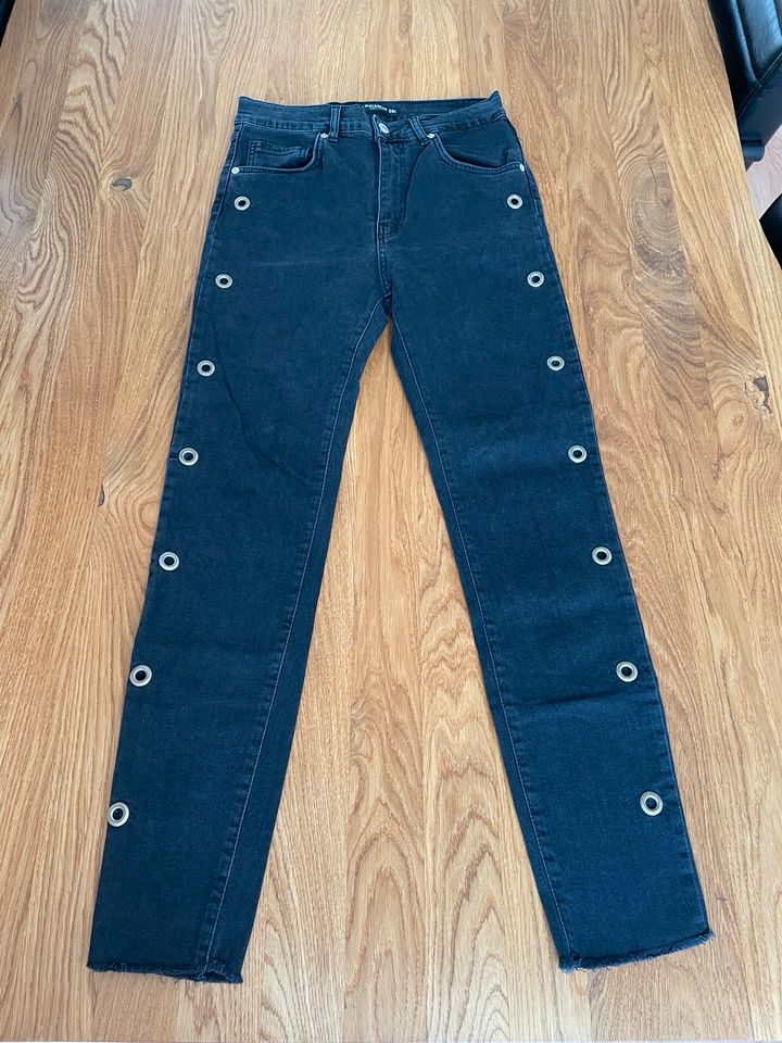 Jeans anthrazit mit Metall-Ösen in Freiburg im Breisgau