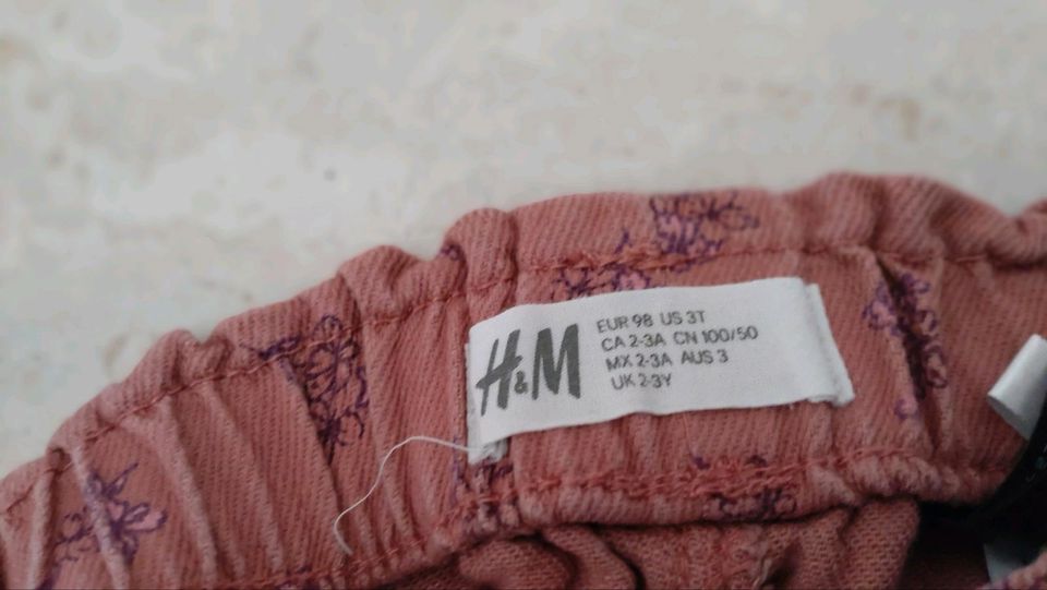 Geblümte.Hose (Jeans) von H&M Größe 98 in Halstenbek