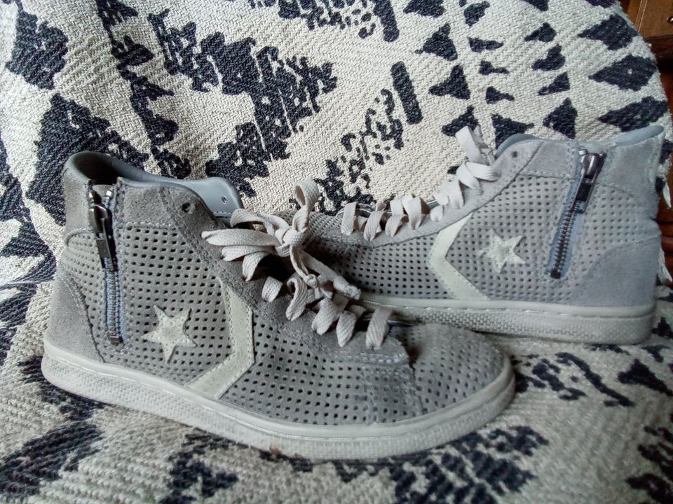 Converse Sneakers halbhoch grau, Wildleder, used Look, neuwertig, in Frankfurt am Main