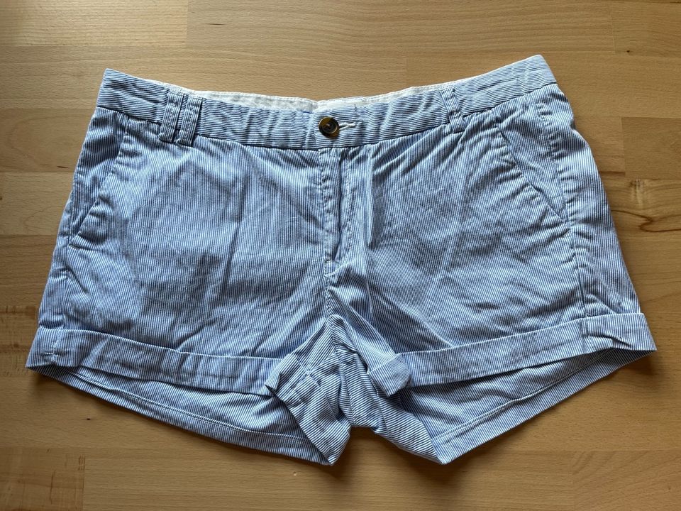 Blau weiß gestreifte Shorts in Köln