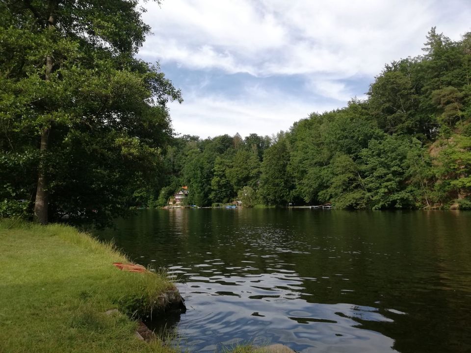 Im Grünen, am Wasser: Dauercampingplatz mit Wohnwagen Tabbert in Kriebstein