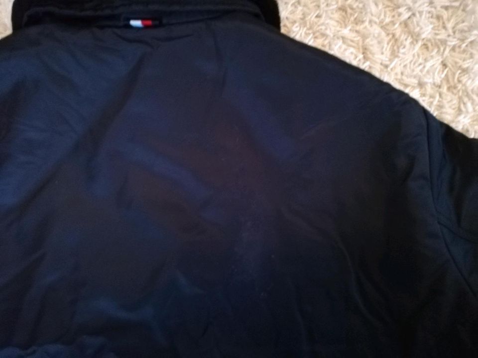 Tommy hilfiger Winterjacke gr L in Gemünden (Wohra)