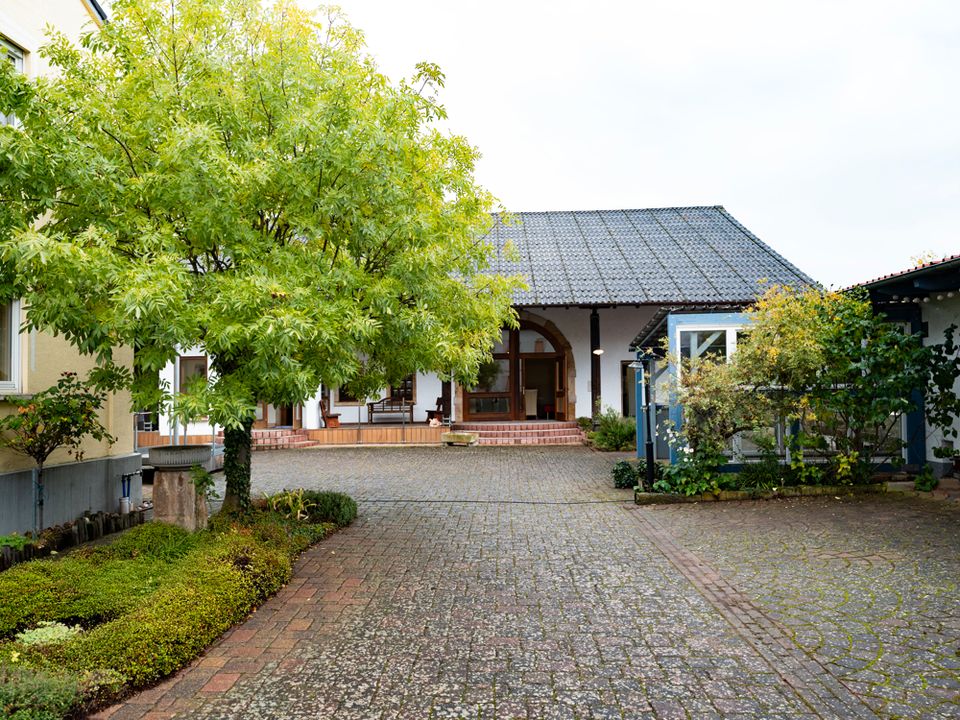 Ehemaliges Weingut mit Haus & Gaststätte & Nebengebäude in der Ortsmitte von Bingen-Sponsheim in Bingen