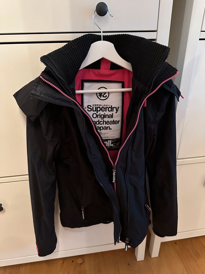 Warme neuwertige SUPERDRY Winterjacke in Bochum