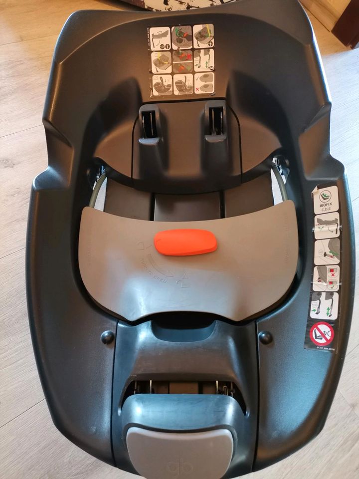 Maxi Cosi mit Isofix Basis-Station in Neuenbürg