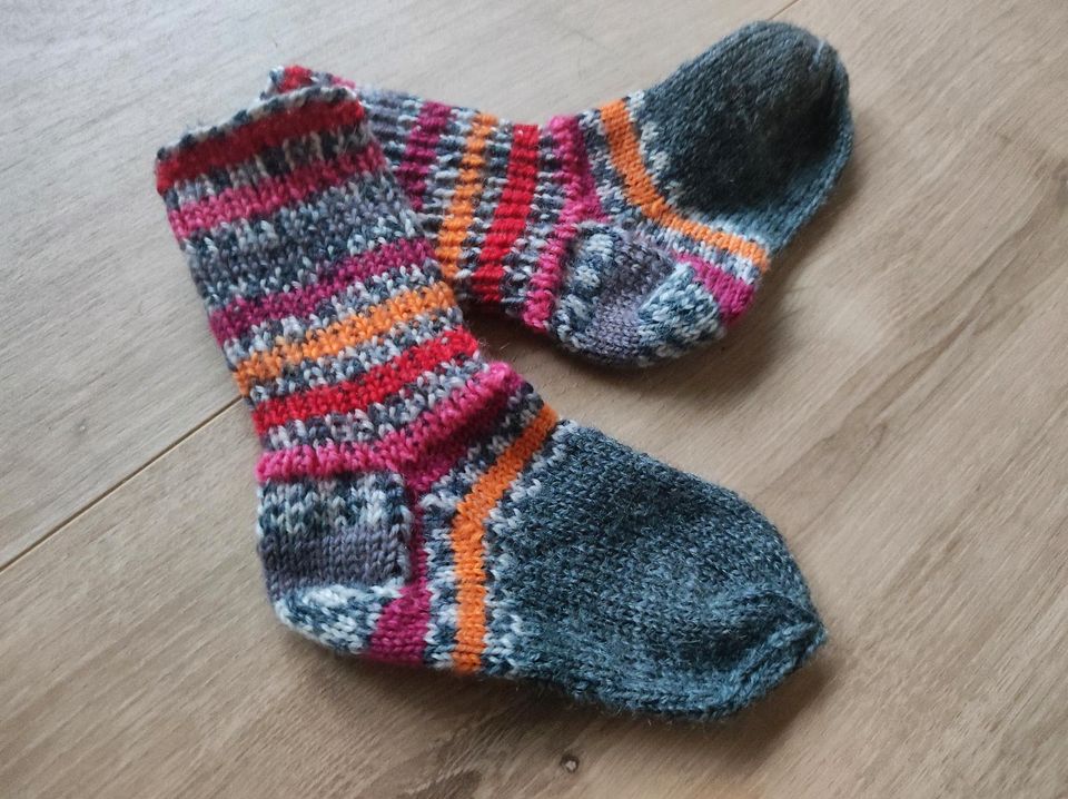 Klein Kind Wollsocken selbstgestrickt + Girlande Geburtstag ↑Maße in Hüllhorst