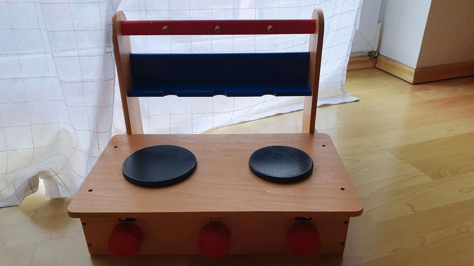 Süße kleine Kinderküche, Spielküche aus Holz, klappbar in Singen