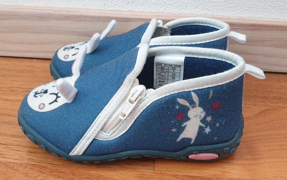 Neuwertige Hausschuhe Gr. 27 in blau mit Hase, Schuhe in Calw
