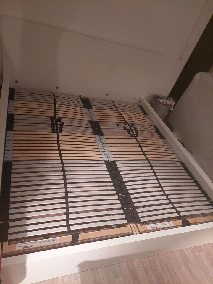 IKEA Malm Doppelbett 1,80×2,00m, inkl 2 Lattenroste in 0,90×2,00m in Barsinghausen
