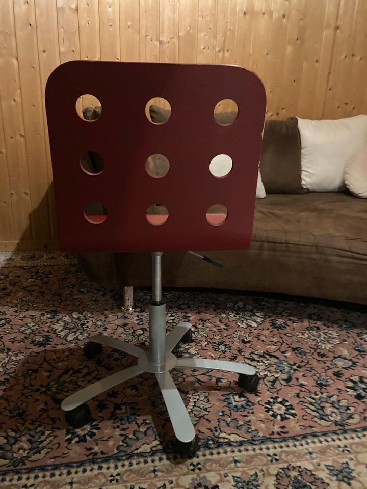 Roter Schreibtisch-Stuhl in Siegenburg