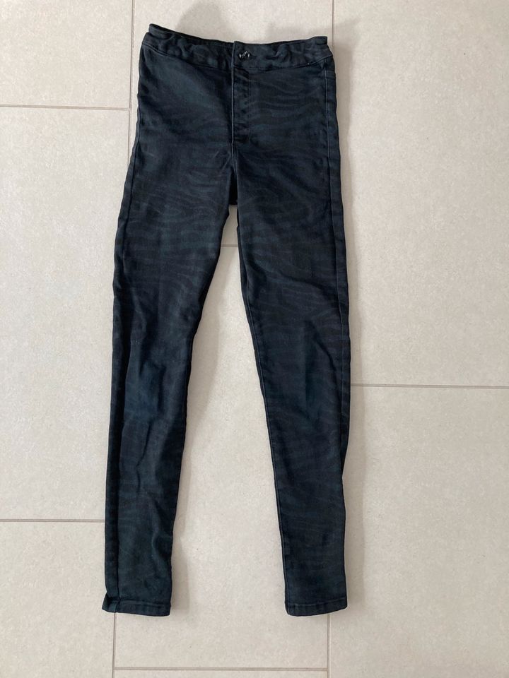 ZARA Jeans - schwarzes Zebra Muster Gr. 140 in Nierstein