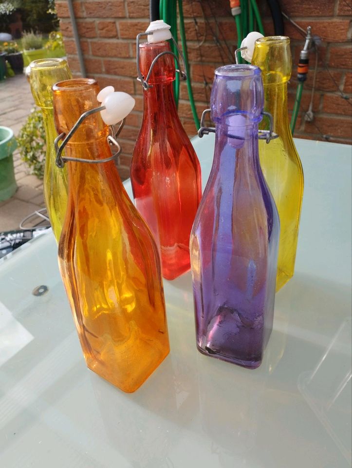 5 farbige Glas Flaschen mit Porzellan Verschluss in Grevenbroich