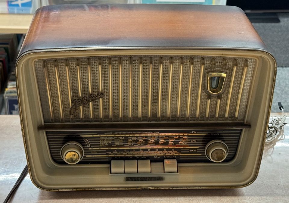 altes Radio Telefunken Jubilate 8 Röhrenradio funktioniert in Hof (Saale)