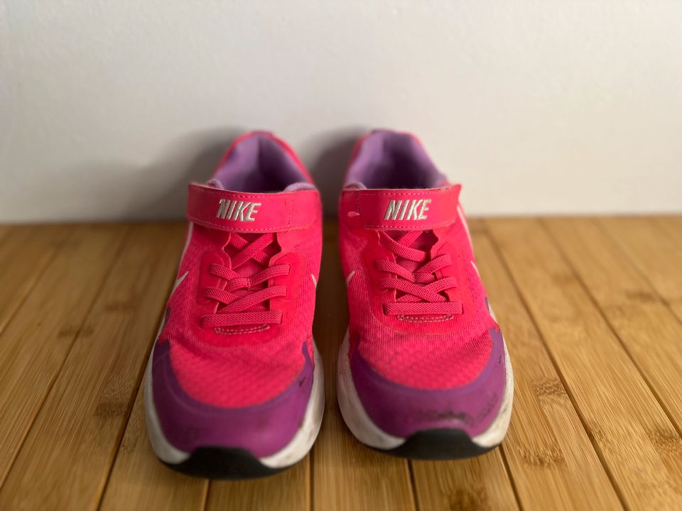 Nike Mädchen Sneaker 34 in Dautphetal