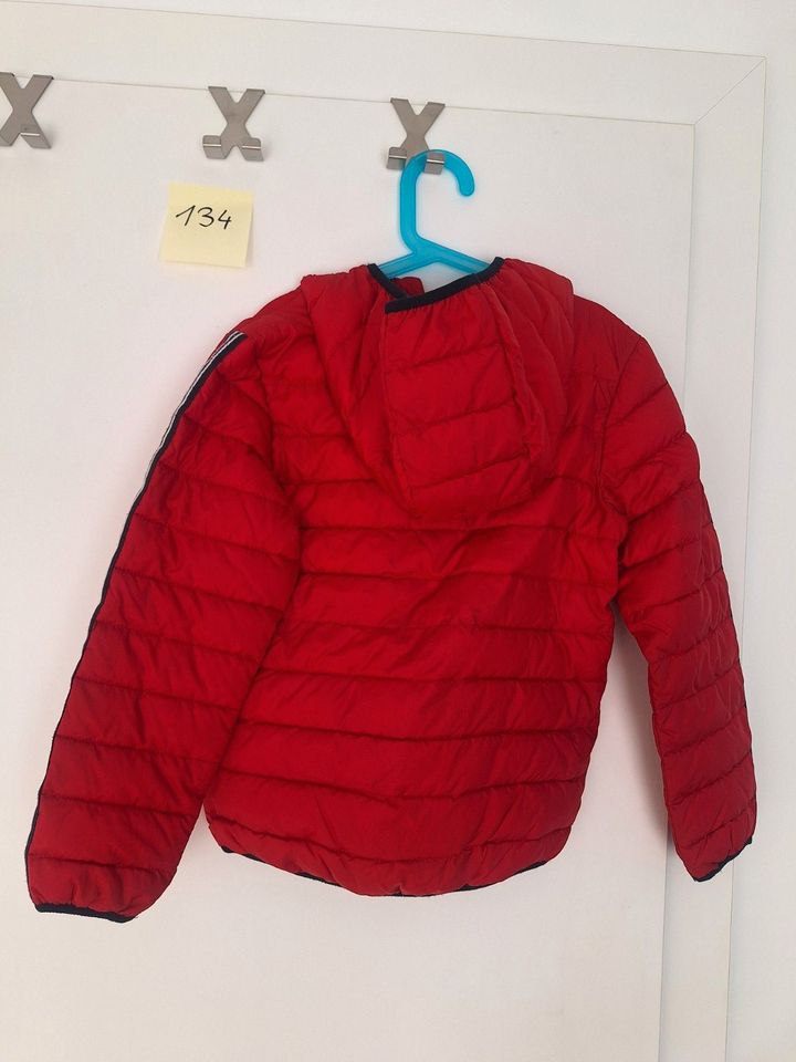 Esprit Steppjacke / Übergangsjacke rot, Gr. 134 in Halfing