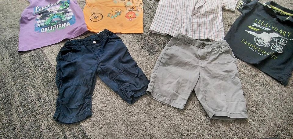 Jungen Sommer Paket gr 116 Shorts Shirts Hosen in Langen (Hessen)