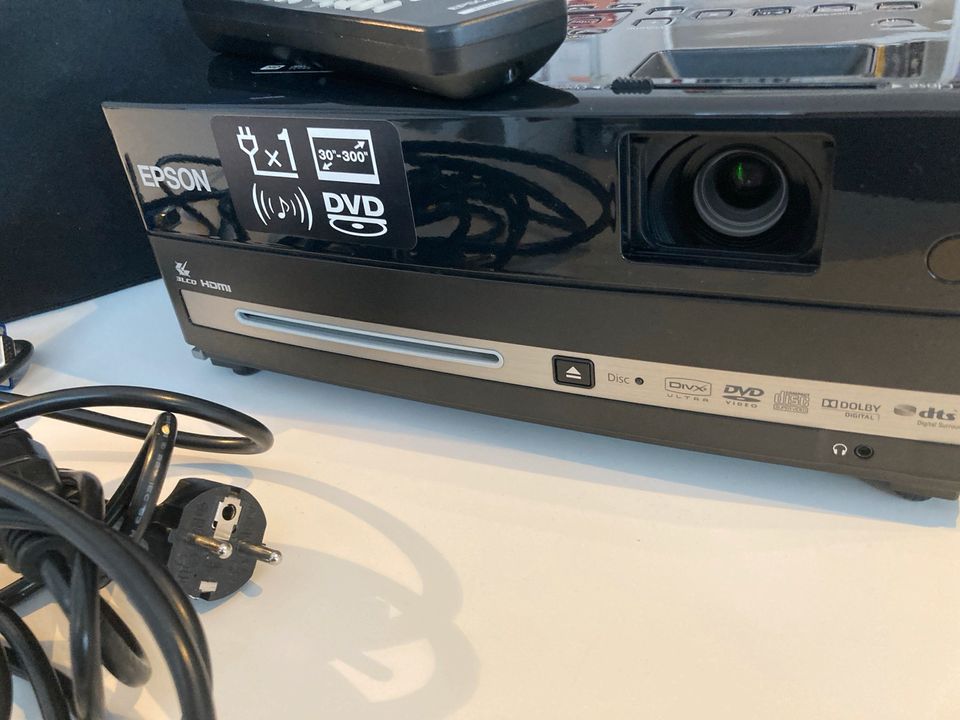 Epson EH-DM3 LCD Projektor mit DVD und Lautsprecher in Aachen