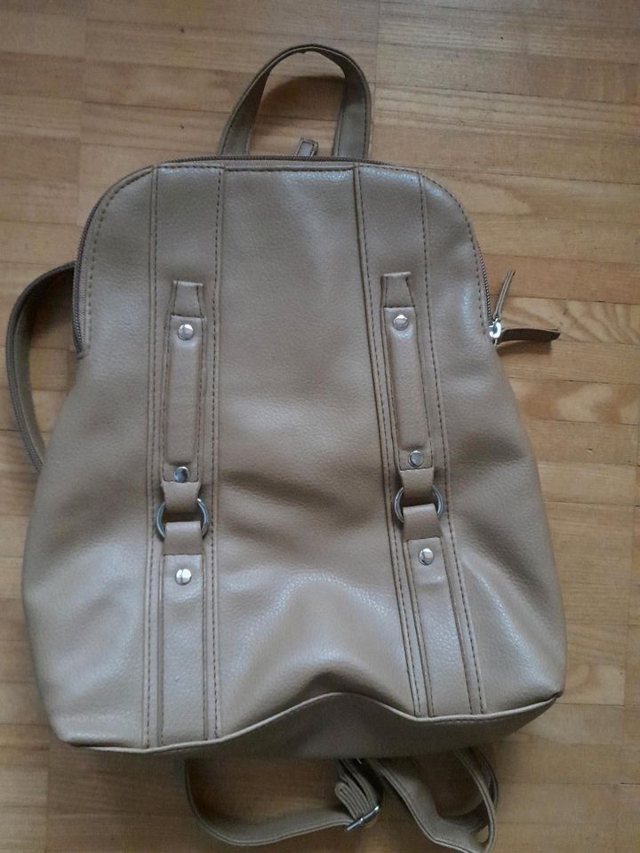 kleiner Rucksack/Handtasche Farbe sand/beige von ADAGIO 28cm hoch in Villingen-Schwenningen