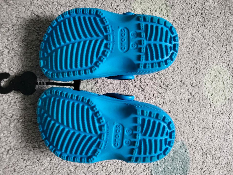 Kinder Crocs EUR Gr 20-21 blau wie NEU in Neu Wulmstorf