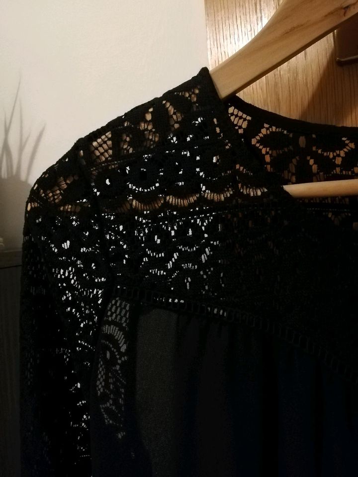 Schwarze Bluse mit Spitze von Vila in XS in München