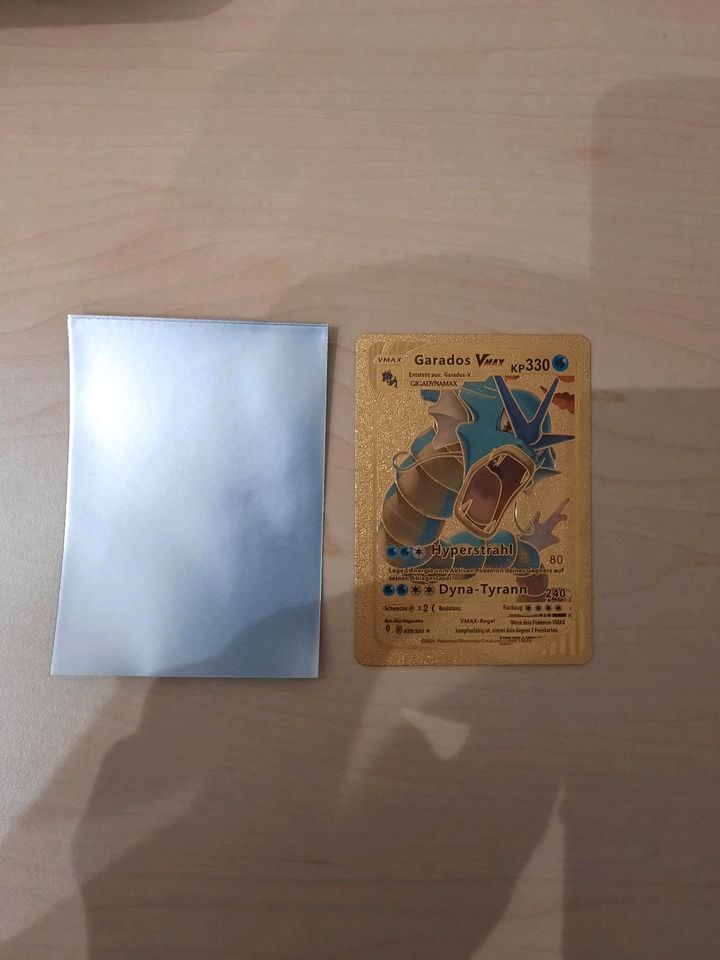 Garados Vmax Pokemon Karte Gold mit Sleeve sehr guter Zustand in Gießen