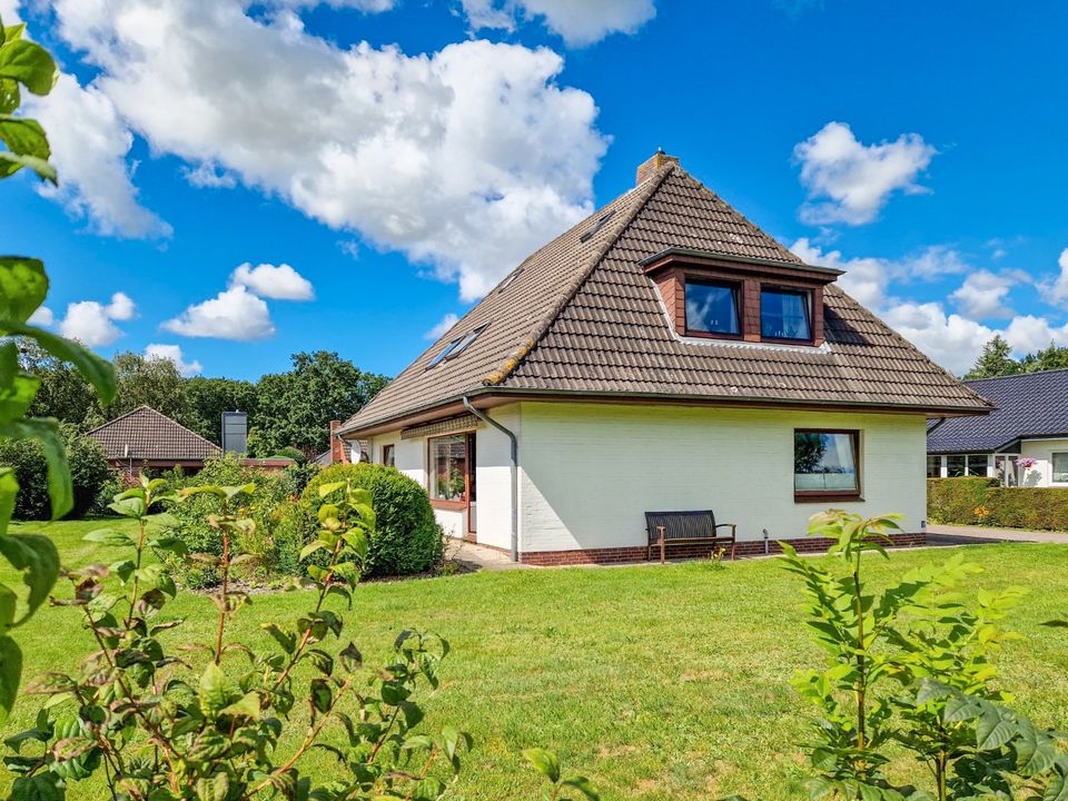 Großzügiges Ein- oder Zweifamilienhaus in ruhiger Lage (W-02SYW9) in Süderlügum