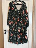 Jersey-Kleid mit floralem Muster in Größe 56/58 Nordrhein-Westfalen - Wiehl Vorschau