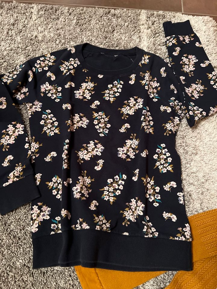 Schöner Pullover mit Blumen Motiv in XS/S 34-36 in Köln