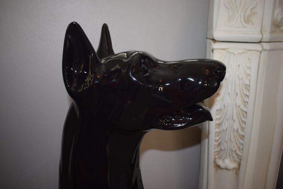 Dobermann sitzend Deko Hundefigur in Waldbreitbach