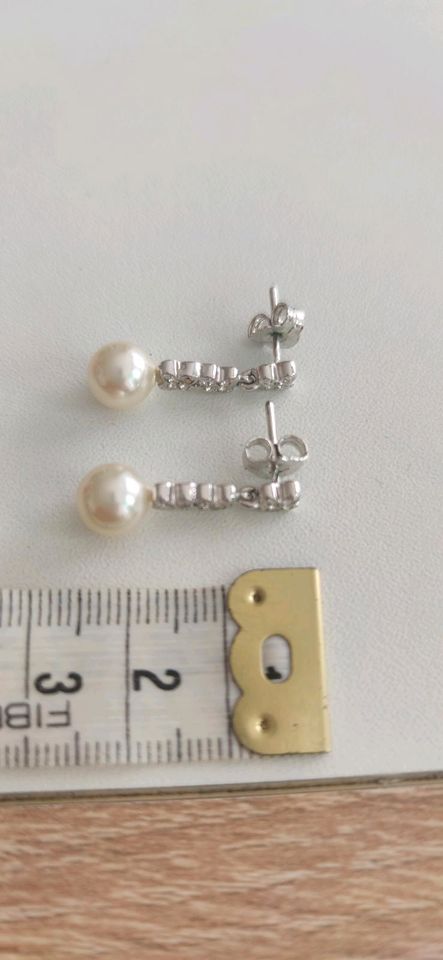 Neue Ohrringe mit hypoallergenen Perlen in Langenlonsheim