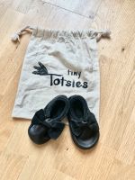 Tiny Totsies Krabbelschuhe, schwarz mit Schleife Pankow - Prenzlauer Berg Vorschau