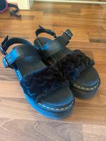 Dr Martens Plateau Sandalen 42 Voss Quad Fluffy Schwarz Goth Punk Nordrhein-Westfalen - Hagen Vorschau