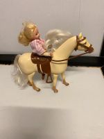 Ein Spielzeug-Pferd mit Reiterin (Pferd kann Geräusche machen) Hessen - Langen (Hessen) Vorschau