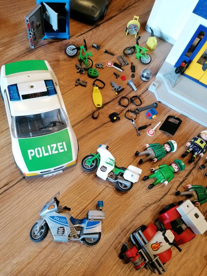 Playmobil Polizei Station Autos Hubschrauber Dieb Tresor Motorrad in Vogelsdorf