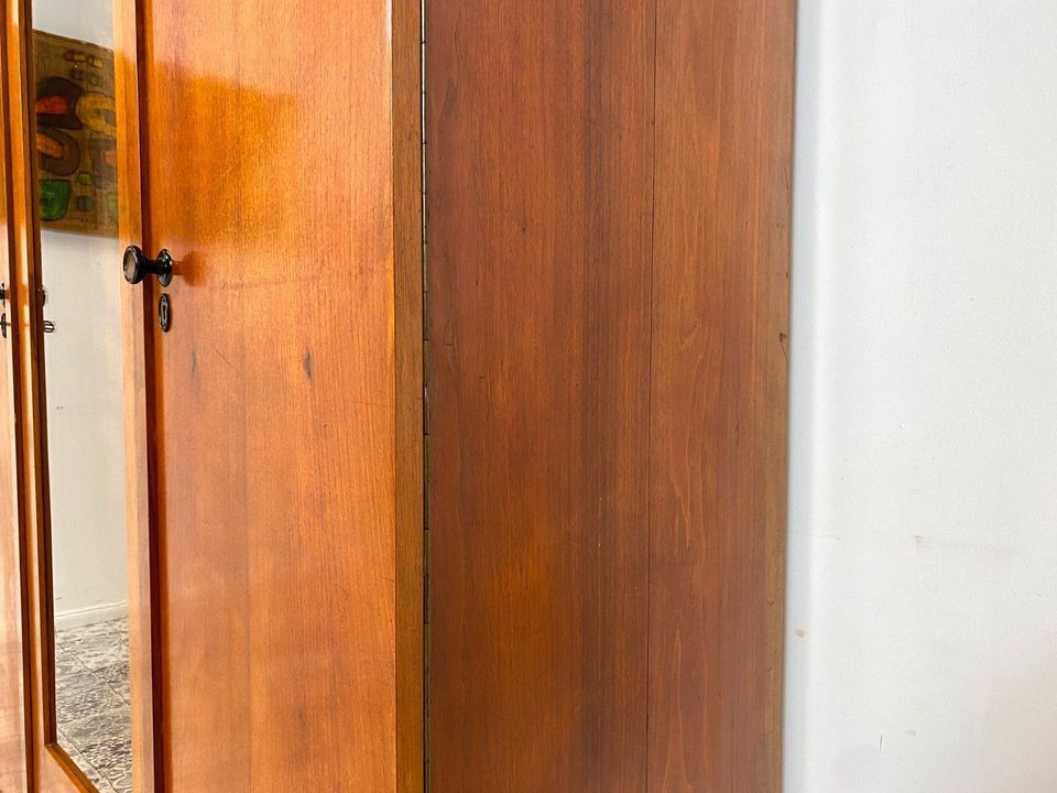 WMK Wunderschöner und gut erhaltener antiker Kleiderschrank aus vollem Holz mit Glastüren und hübschen Holzapplikationen # Schrank Schlafzimmerschrank Wäscheschrank Dielenschrank Jugendstil Vintage in Berlin