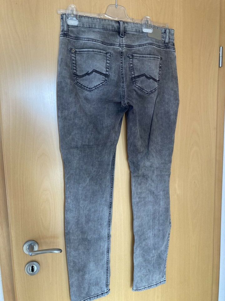 Braun melierte Jeans in Penzberg