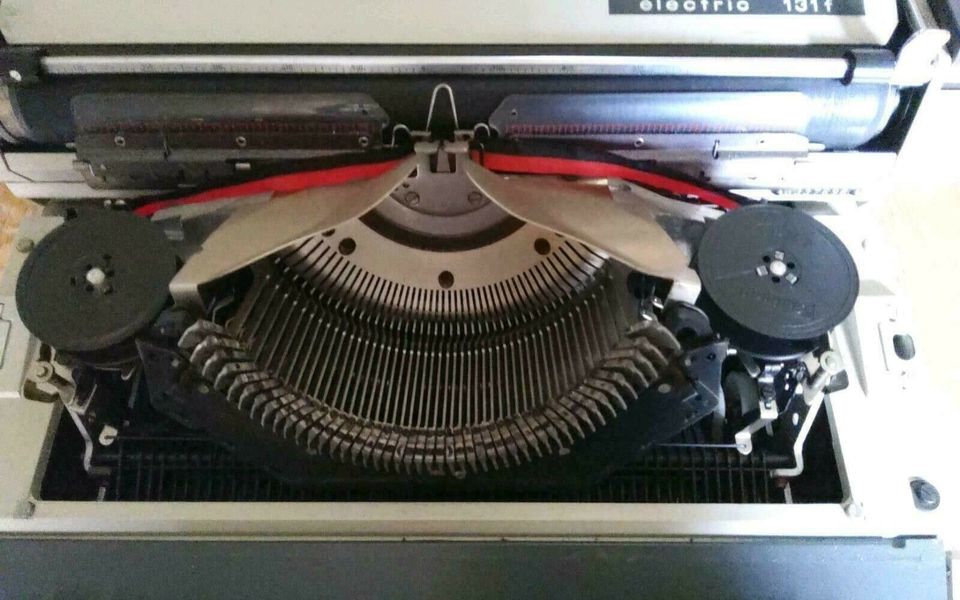 Elektrische Schreibmaschine Triumph  131 f voll funktionsfähig in St. Wendel