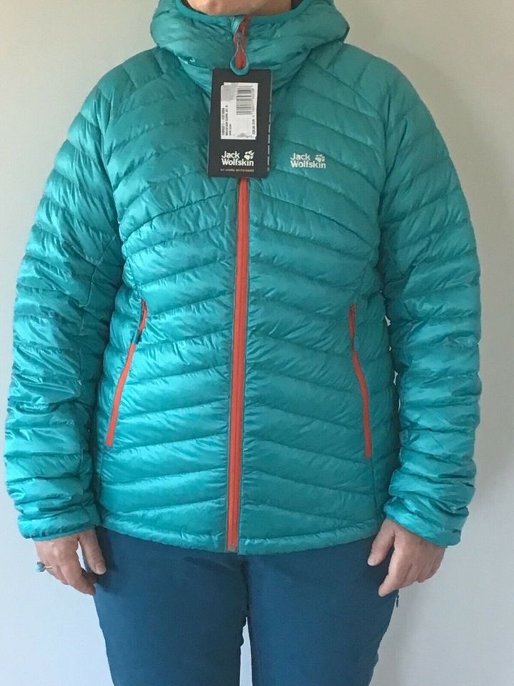 Neue Daunenjacke mit Kapuze von „Jack Wolfskin“ in Miesbach