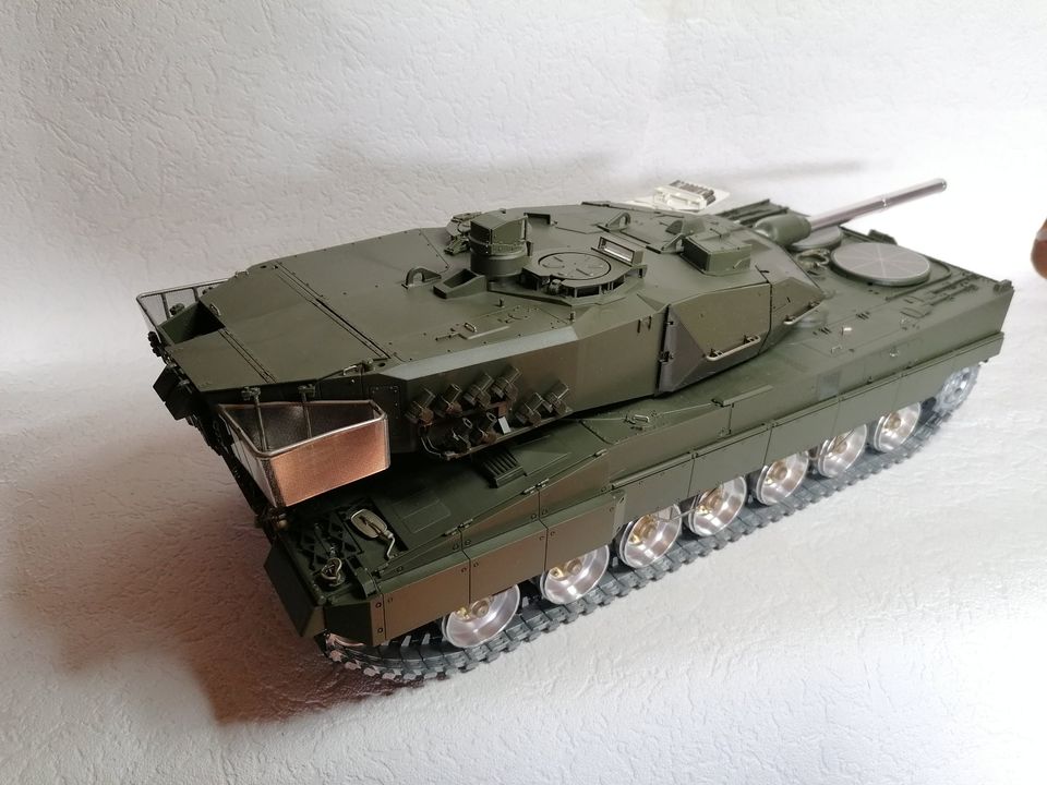 Tamiya Leopard 2A6 1:16 mit umfangreichem Zubehör in Flieden