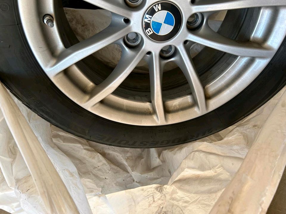 BMW 16 Zoll Felgen auf 205/55R16 Winterreifen Bridgestone in Northeim