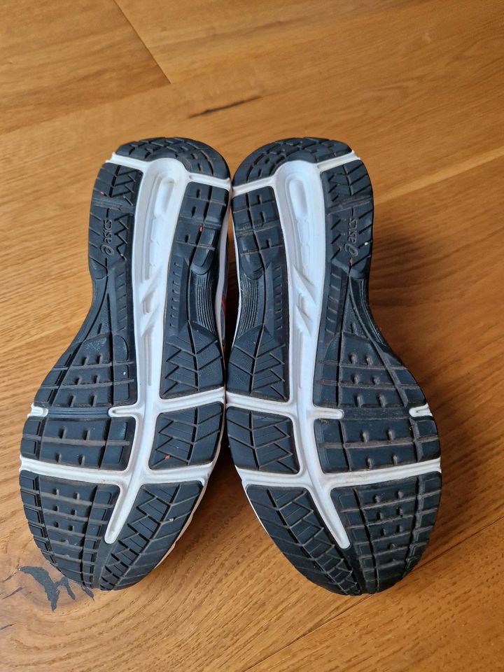 Asics Laufschuhe für Mädchen/Damen in Friedrichsdorf