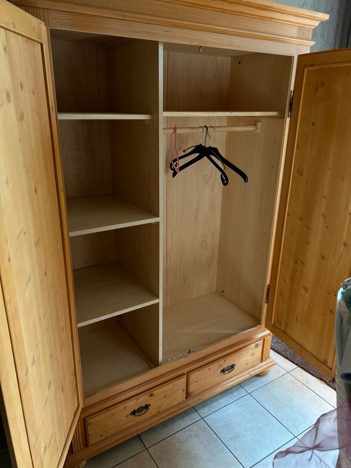 Dielenschrank / Wäscheschrank in Heek