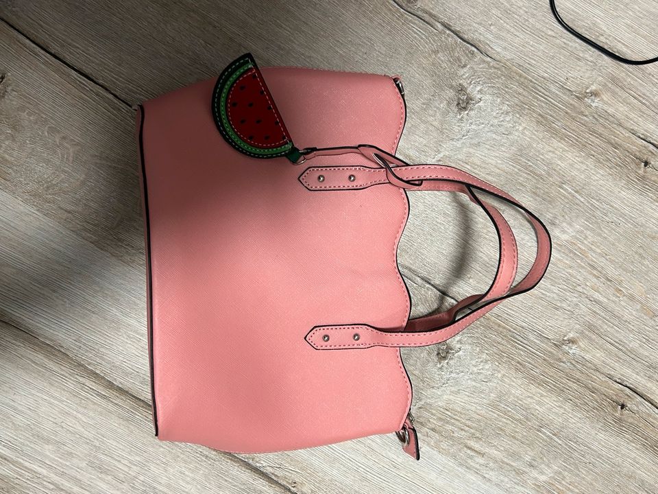 Rosa Handtasche mit Wassermelonen Anhänger in Arnsberg