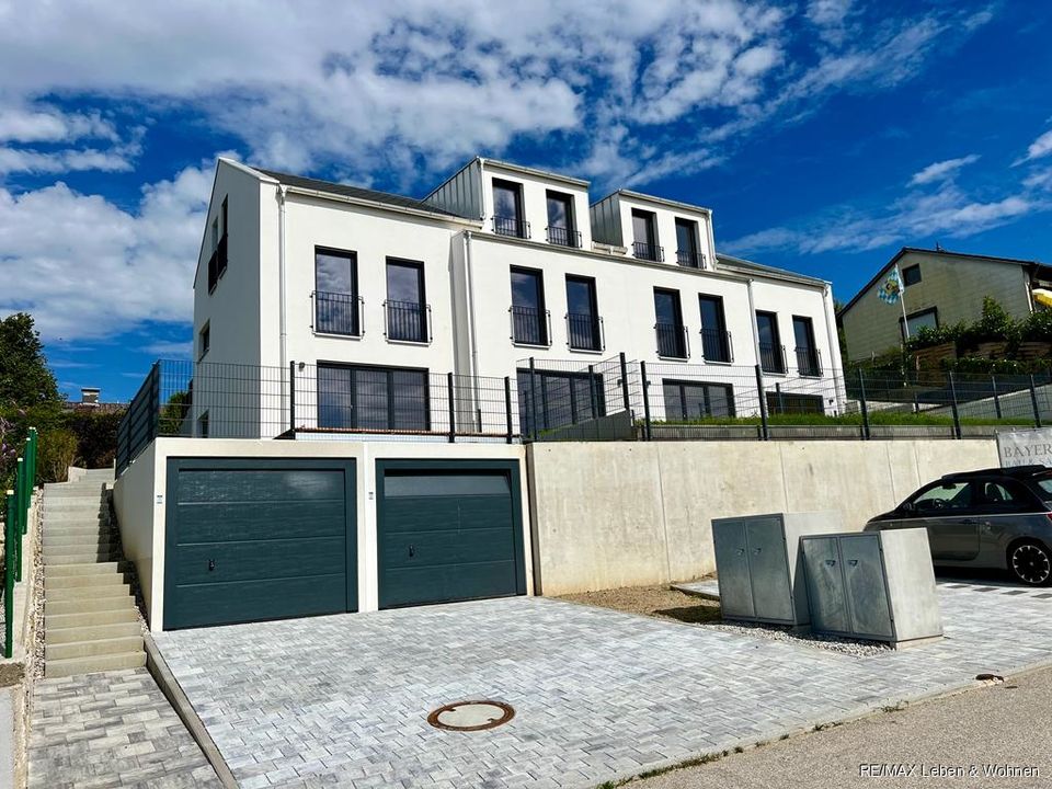 Ihr neues Zuhause  Neubau Reihenmittelhaus -bezugsfertig / Wärmepumpe KFW 55 2 Bäder / Terrasse in Erdweg